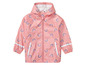 Een roze regenjas met regenboogprint voor kinderen.