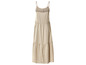 Een beige, getailleerde jurk met spaghettibandjes.