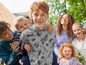 Kinderen dragen hoodies met skate-prints en 'Sunshine'-opdruk.