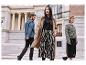 Photo de mode de trois mannequins portant des vêtements élégants dans la rue.