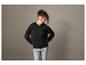 Vrouw met een zwarte hoodie en jeans.