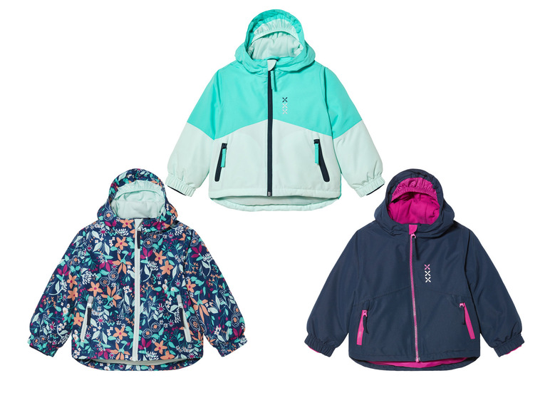 Drie kinderjassen: een met bloemenprint, een mintgroene en een donkerblauwe.