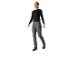 Femme portant un pantalon de randonnée Crivit et un haut noir à manches longues.