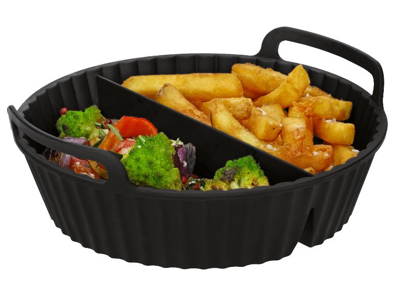 Frites et légumes rôtis dans un plateau en silicone noir avec séparateur.