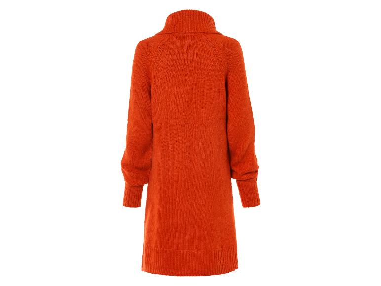 Un pull orange à col roulé, vu de dos.