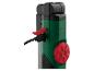 Détail d'un outil à main vert avec un bouton rouge et un câble noir.