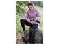 Une femme en sweat-shirt rose, leggings noirs et chaussures de randonnée, avec une gourde et un sac à dos Crivit.