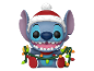 Funko Pop! Stitch figuur met kerstmuts, omwikkeld met kerstverlichting.