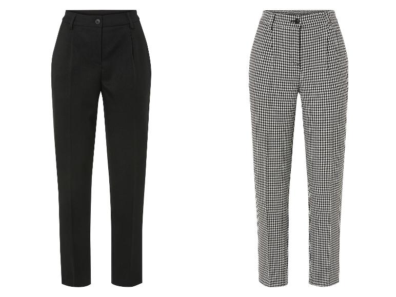 Deux pantalons : un pantalon noir et un pantalon à carreaux.