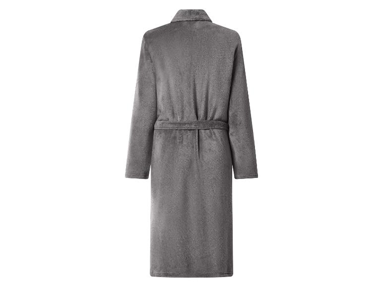 Vue arrière d'un peignoir long, gris et moelleux avec une ceinture.