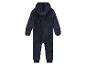 Een blauwe baby romper met capuchon en mouwen