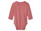 Effen roze babyromper met lange mouwen.
