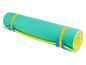 Un matelas vert enroulé avec des sangles jaunes