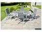 Ensemble table et chaises de jardin pliantes grises.