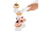 Een hand die slagroom spuiten op cupcakes
