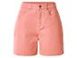 Shorts femme couleur pêche avec poches et bouton métallique.