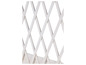 Witte houten trellis met een diagonaal patroon.