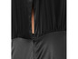 Une robe noire en satin avec une fermeture éclair au dos.