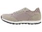 Een beige sneaker met veters en een witte zool.