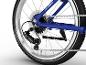 Close-up van het achterwiel van een blauwe kinderfiets met versnellingen en ketting.