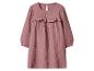 Robe rose à manches longues pour enfant avec volants.