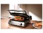 Sandwichmaker en tosti-ijzer met een klaargemaakte sandwich.