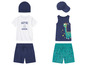 Un ensemble comprenant un t-shirt blanc avec l'inscription 'Deep See Adventure', un débardeur bleu marine avec un imprimé de dinosaure, un short bleu marine et un short turquoise à motifs de plage.