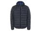 Een donkerblauwe Lacoste pufferjas met capuchon.
