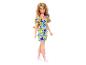 Barbie pop met een bloemenjurk en roze beenbeugels.