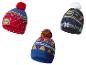 Drie gebreide Lidl-mutsen met pompons en kerstpatronen.