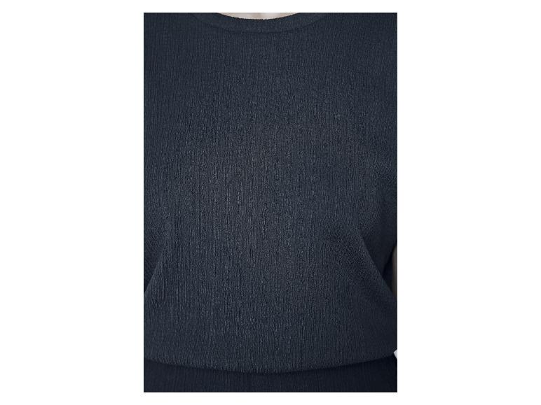 Gestructureerde zwarte top en broek.