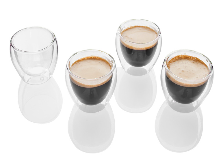 Drie glazen kopjes met koffie en een leeg kopje.