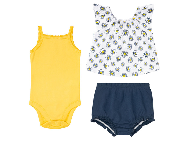 Un body jaune, un chemisier à imprimé floral et un pantalon bleu foncé