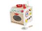 Houten speelgoedkeuken met oven, pan en extra accessoires.