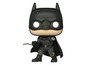 Une figurine Funko Pop de Batman noire avec des accessoires gris.