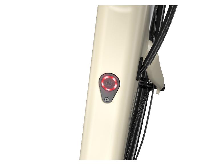 Close-up van een crèmekleurige elektrische fiets met een rode aan/uit-knop.