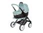 Een Maxi-Cosi kinderwagen met een grijs-groene bekleding.