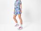 Lidl shirt en fietsbroek, witte sneakers.