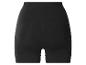 Shorts noirs taille haute avec détails de couture à l'arrière.