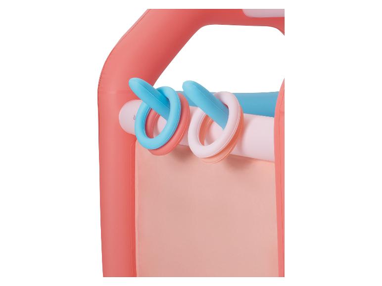 Close-up van een kleurrijke babygym met hangende ringen in roze, blauw en wit.