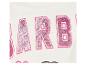 Detail van roze glitterende 'BARBIE'-tekst op een wit T-shirt.