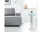 Un ventilateur sur pied blanc avec un écran numérique dans un intérieur moderne.