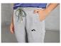 Grijze joggingbroek met een groene en zwarte koord en een logo