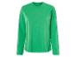 Un t-shirt vert à manches longues.