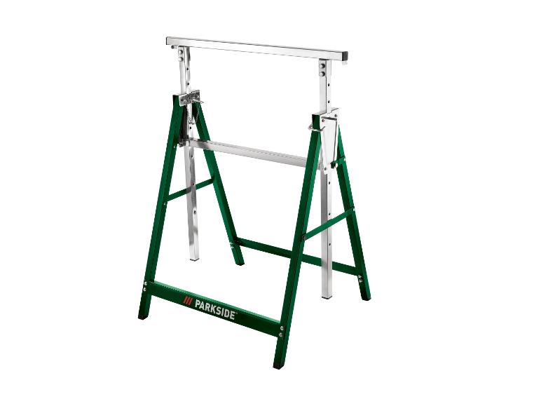 Een groene en zilveren zaagbok met verstelbare hoogte, voorzien van een horizontale bovenbalk.