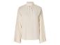 Een crèmekleurige blouse met lange mouwen.