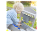 Kind speelt met een TOYS waterspeelset in de tuin.