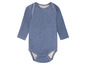 Een blauwe baby romper met lange mouwen.