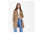 Femme portant un manteau camel mi-long.