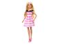 Barbie pop met een roze gestreepte jurk.